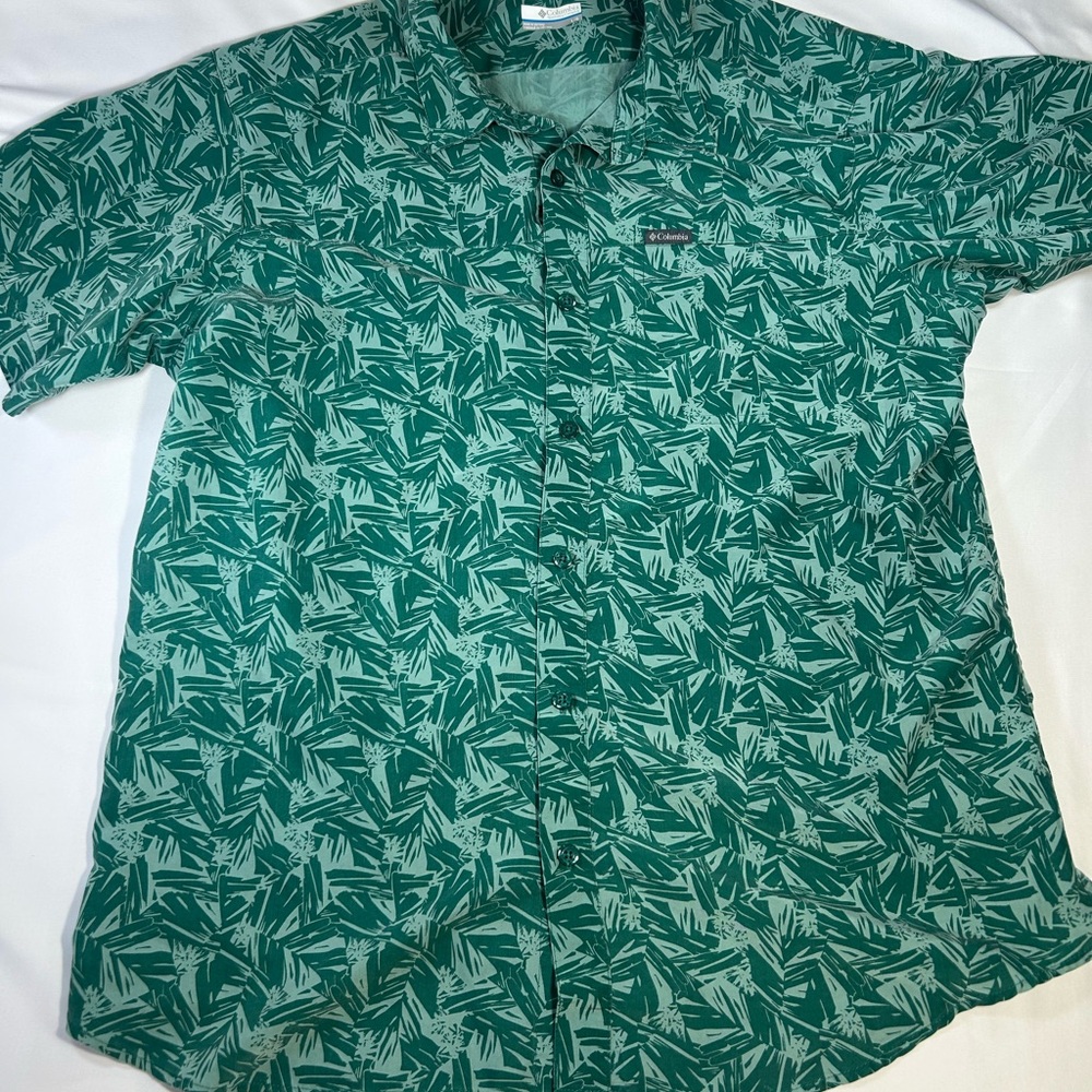 Columbia Men’s Teal and Light Teal Short-Sleeve Printed Button-Down Shirt